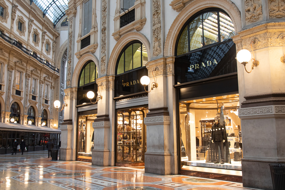 Fratelli Prada: la boutique nella galleria del Duomo a Milano con 110 anni di storia
