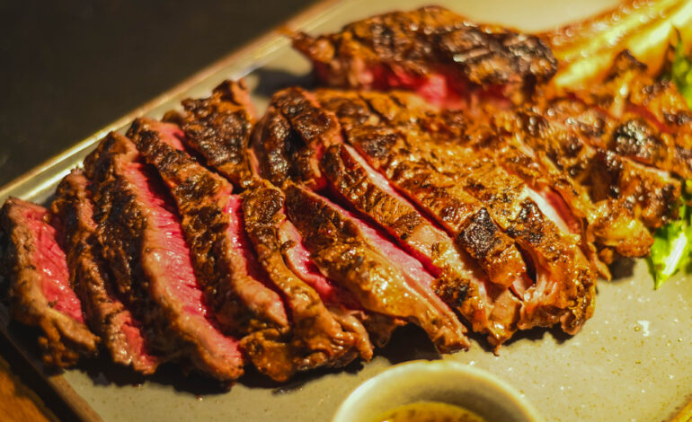 La Rue: apre a Milano il ristorante con un solo piatto in menu, l’Entrecôte