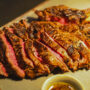 La Rue: apre a Milano il ristorante con un solo piatto in menu, l’Entrecôte