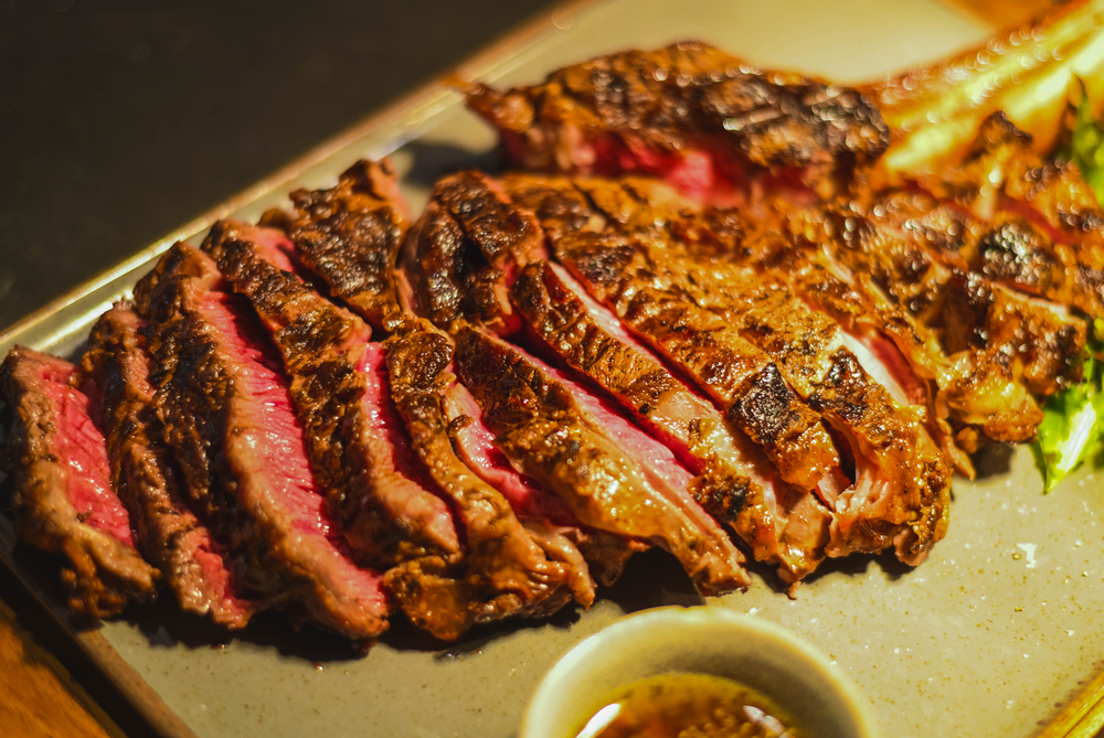 La Rue: apre a Milano il ristorante con un solo piatto in menu, l’Entrecôte