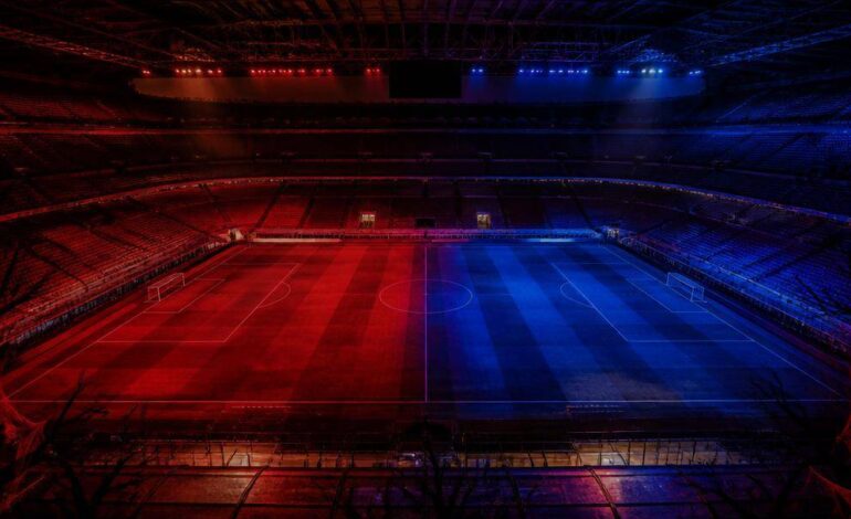 Tifosi raggiungono lo stadio di San Siro in una giornata autunnale a Milano.